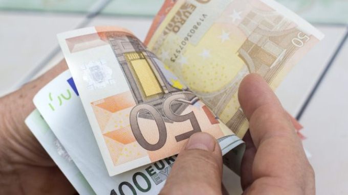 Euro humbet serish pike ne tregun valutor: Zbret ne nivelin me te ulet ne 11 vjet